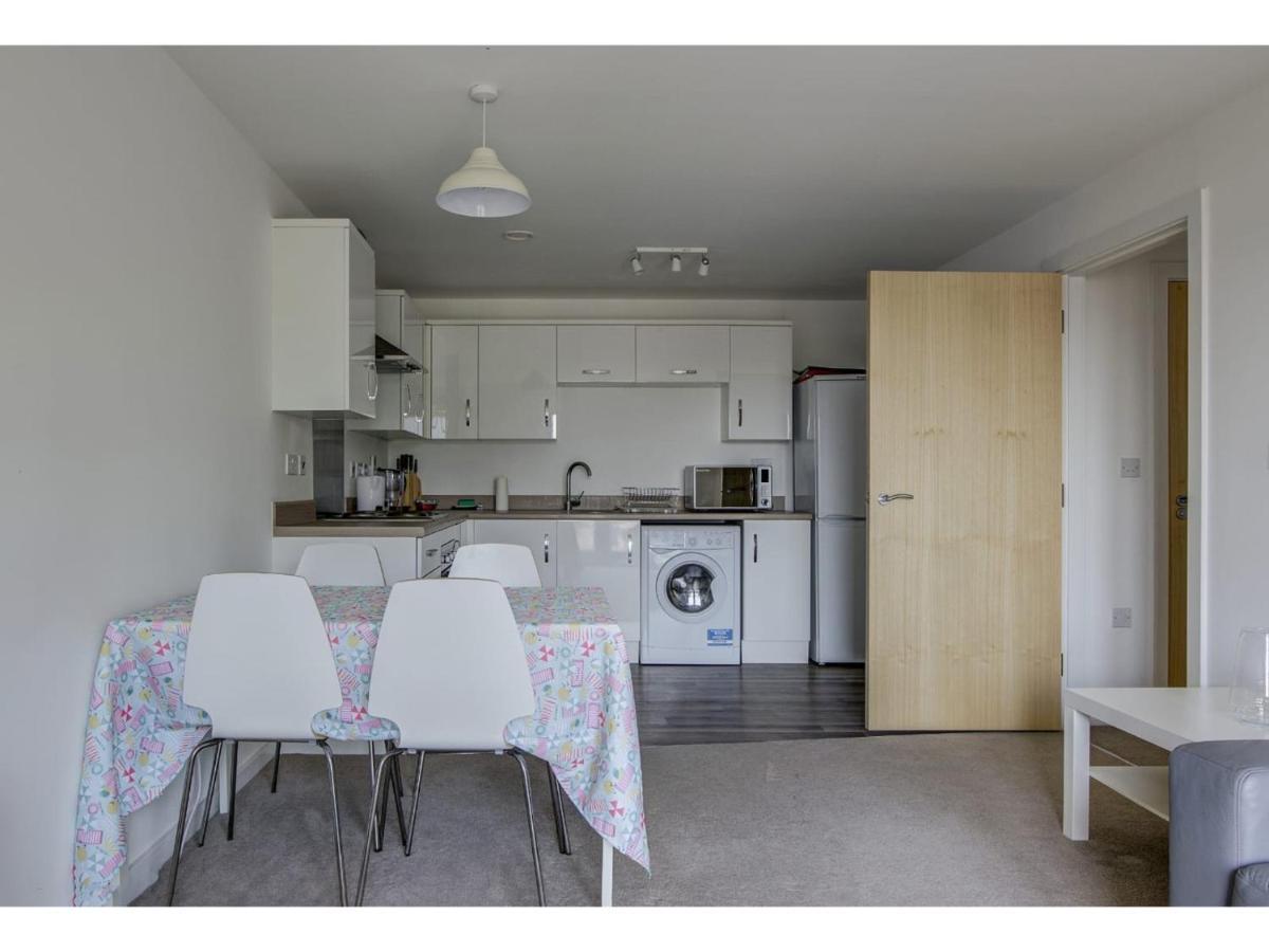Large, Spacious And Modern Apt For 4 In Manchester Exterior photo