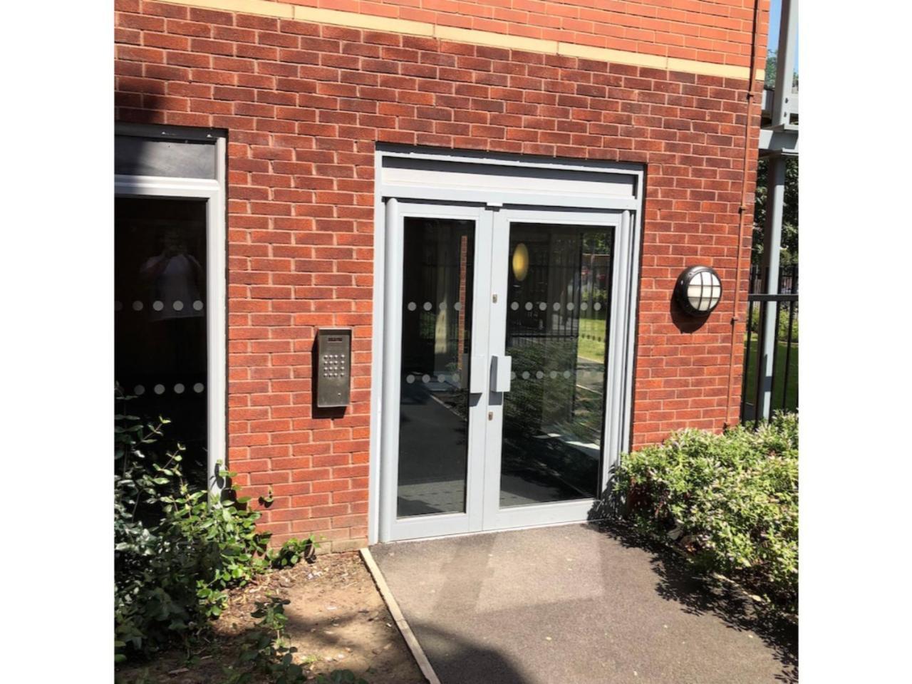 Large, Spacious And Modern Apt For 4 In Manchester Exterior photo