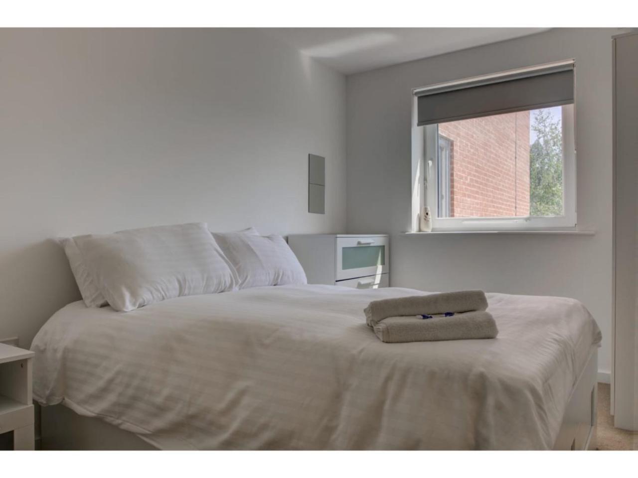 Large, Spacious And Modern Apt For 4 In Manchester Exterior photo