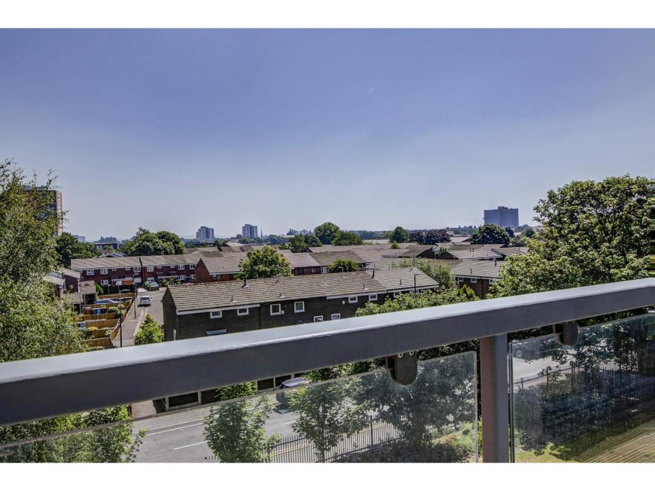 Large, Spacious And Modern Apt For 4 In Manchester Exterior photo