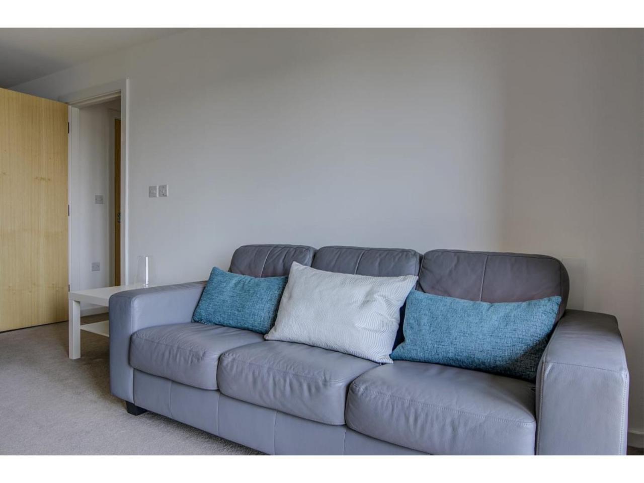 Large, Spacious And Modern Apt For 4 In Manchester Exterior photo