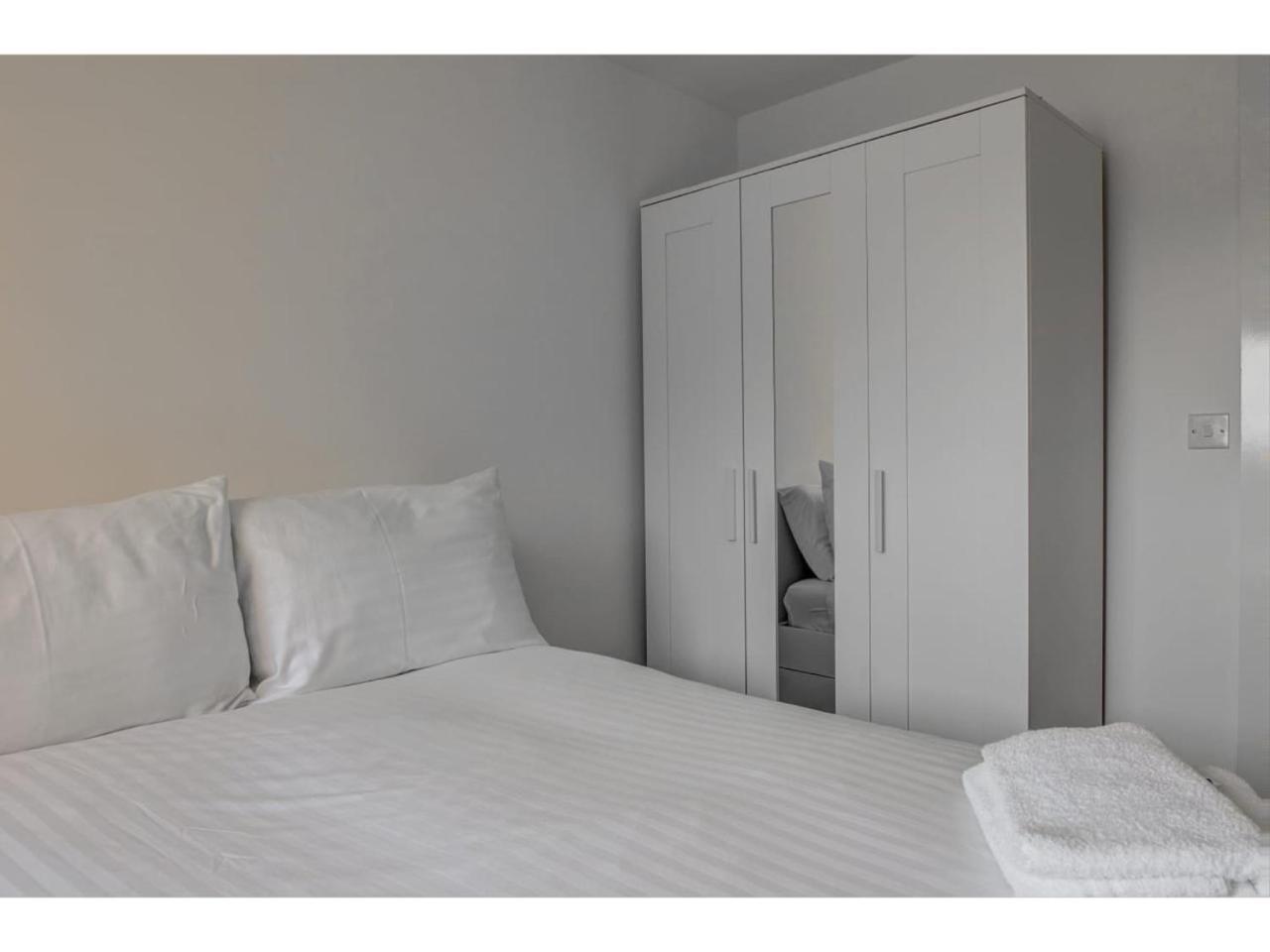 Large, Spacious And Modern Apt For 4 In Manchester Exterior photo